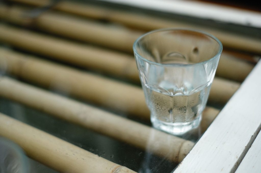 La quantité d’eau idéale à consommer pendant les repas