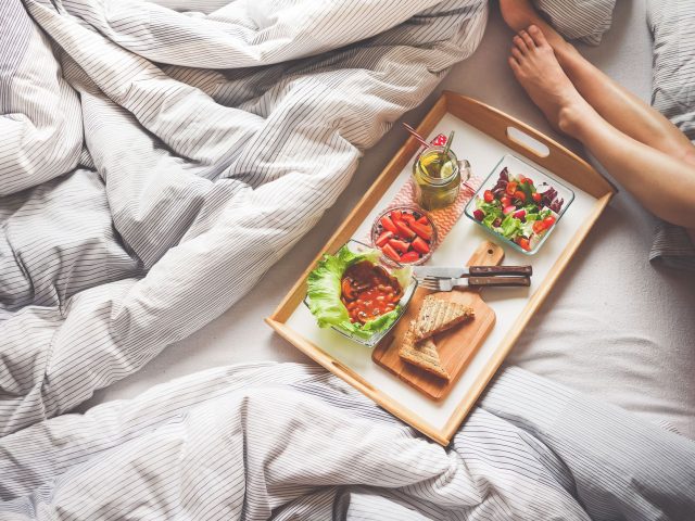 Comment l&rsquo;alimentation influence-t-elle la qualité du sommeil ?